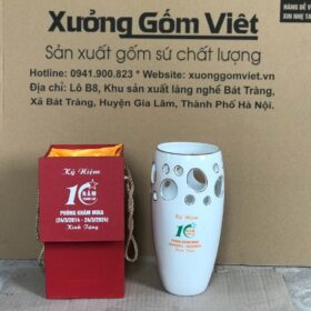 Lọ hoa gốm sứ Bát Tràng in logo màu trắng dáng bom lỗ viền kim XG-LH49