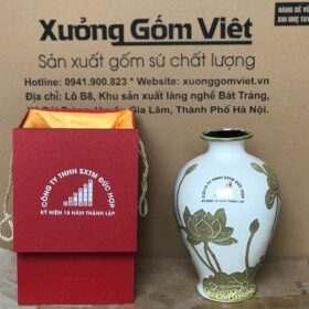 Bình hoa gốm sứ in logo dáng đùi dế màu trắng họa tiết hoa sen gấm vàng XG-LH51