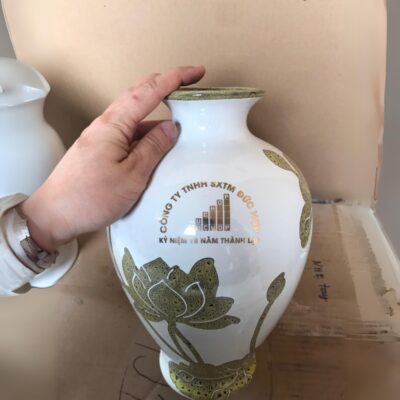 lo-hoa-gom-su-bat-trang-in-logo-ky-niem-18-nam-thanh-lap-cong-ty-tnhh-sx-tm-duc-hop-dang-dui-de-hoa-tiet-hoa-sen-gam-vang-mau-trang (3)