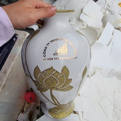 lo-hoa-gom-su-bat-trang-in-logo-ky-niem-18-nam-thanh-lap-cong-ty-tnhh-sx-tm-duc-hop-dang-dui-de-hoa-tiet-hoa-sen-gam-vang-mau-trang (4)