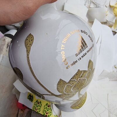 lo-hoa-gom-su-bat-trang-in-logo-ky-niem-18-nam-thanh-lap-cong-ty-tnhh-sx-tm-duc-hop-dang-dui-de-hoa-tiet-hoa-sen-gam-vang-mau-trang (5)