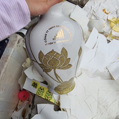 lo-hoa-gom-su-bat-trang-in-logo-ky-niem-18-nam-thanh-lap-cong-ty-tnhh-sx-tm-duc-hop-dang-dui-de-hoa-tiet-hoa-sen-gam-vang-mau-trang (6)