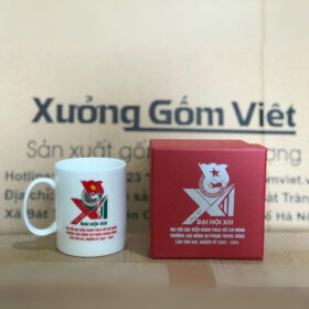 Ly sứ in logo Đại Hội Đại Biểu Đoàn TNCS Hồ Chí Minh dáng trụ cao có quai C màu trắng XG-LS155