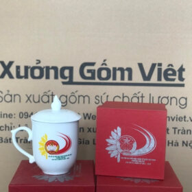 Ly sứ in logo Đại Biểu MTTQVN Phương Tâm Phú dáng bầu có  màu trắng XG-LS105