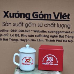 Ly sứ in logo Đại Hội Đại Biểu MTTQVN Phường Hòa Thọ Đông dáng trụ cao có quai màu trắng XG-LS119