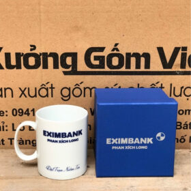 Ly sứ in logo Eximbank Phan Xích Long dáng trụ cao có quai C màu trắng XG-LS156