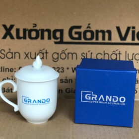 Ly sứ in logo GRANDO dáng ngọn lửa có nắp màu trắng XG-LS157