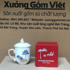 Ly sứ in logo Gia Đình Nhà Thơ Thế Chính dáng bầu có nắp màu trắng họa tiết hoa sen xanh viền kim XG-LS106