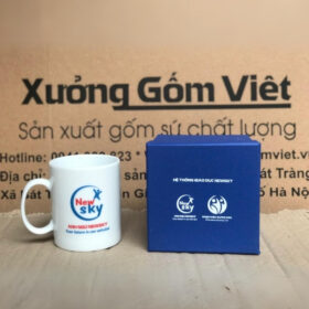 Ly sứ in logo Hệ Thống Giáo Dục Newsky dáng trụ cao có quai C màu trắng XG-LS158