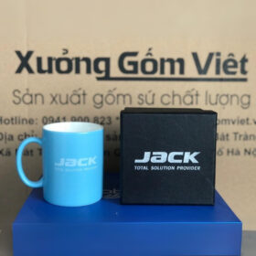 Ly sứ in logo Jack Total Solution Provides dáng trụ cao có quai C màu xanh dương XG-LS159