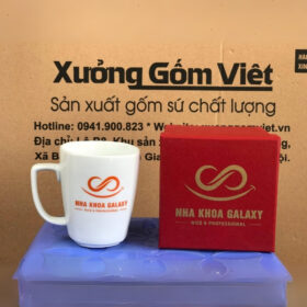 Ly sứ in logo Nha Khoa Galaxy dáng vát có quai màu trắng XG-LS163