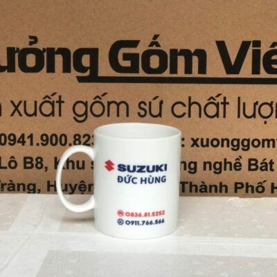 ly-su-in-logo-Suzuki-Duc-Hung-dang-tru-cao-co-quai-mau-trang-2