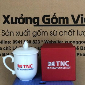Ly sứ in logo Tay Nguyen College dáng ngọn lửa có nắp màu trắng XG-LS169