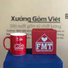 Ly sứ in logo Trường Đại Học Hà Nội và FMT dáng trụ cao có quai C màu đỏ XG-LS170