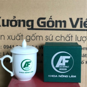 Ly sứ in logo Khoa Nông Lâm Trường Đại Học Đà Lạt dáng ngọn lửa có nắp màu trắng XG-LS160