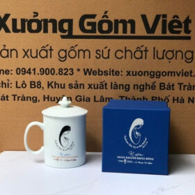 Ly sứ in logo Kỉ Niệm Ngân Khánh Khấn Dòng dáng trụ có nắp màu trắng XG-LS108