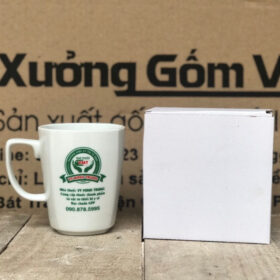 Ly sứ in logo Nhà Thuốc Vy Minh Trung dáng vát có quai màu trắng XG-LS165