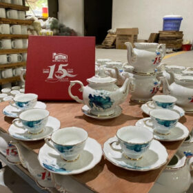 Bộ ấm chén in logo kỷ niệm thành lập dáng đài cát miệng lượn viền kim XG-AC93