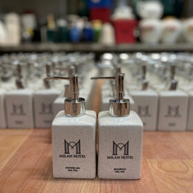 Bộ dụng cụ nhà tắm in logo Milan Hotel dáng vuông men cát XG-BDGST02