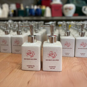 Bộ dụng cụ nhà tắm in logo nhà nghỉ hoa hồng dáng vuông men cát XG-BDGST03