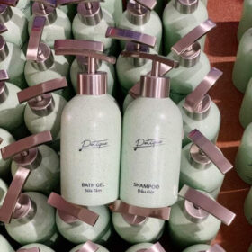 Bộ dụng cụ nhà tắm in logo Potique dáng trụ cao men cát màu xanh nhạt XG-BDGST04