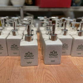 Bộ dụng cụ nhà tắm in logo Victoria hotel dáng vuông men cát XG-BDGST08