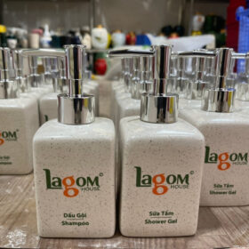 Bộ phụ kiện nhà tắm in logo lagom hotel dáng vuông men cát XG-BDGST12