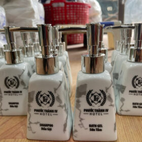 Bộ phụ kiện nhà tắm in logo Phước Thành IV Hotel màu trắng vấn đá XG-BDGST14