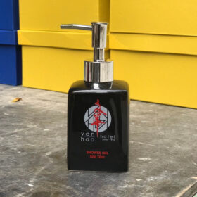 Bộ phụ kiện nhà tắm in logo văn hóa hotel dáng vuông men đen XG-BDGST15