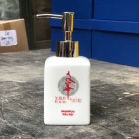 Bộ phụ kiện nhà tắm in logo văn hóa hotel dáng vuông men trắng XG-BDGST16