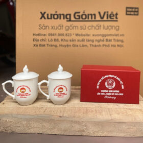 Cốc sứ in logo Đại hội Đại biểu MTTQ Phường Hoài Hương dáng ngọn lửa có nắp màu trắng XG-LS171