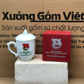 Cốc sứ in logo Đoàn thanh niên công ty cổ phần địa chấn Việt Bắc dáng ngọn lửa có nắp màu trắng XG-LS172