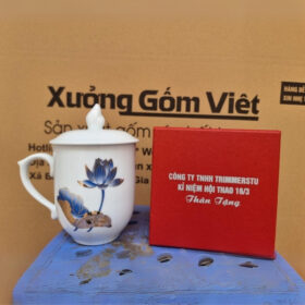 Cốc sứ in logo Sport Festival 2024 dáng ngọn lửa có nắp màu trắng họa tiết sen xanh XG-LS175