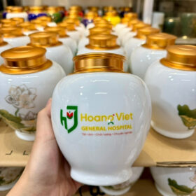 Hũ đựng trà in logo Hoang Viet dáng bầu màu trắng họa tiết hoa sen XG-HDT06