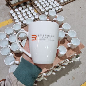 Ly sứ in logo EVERRICH dáng vát có quai màu trắng XG-LS177