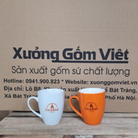 Bộ 2 cốc sứ in logo Charne Seoul dáng vát có quai màu trắng và màu cam XG-LS178