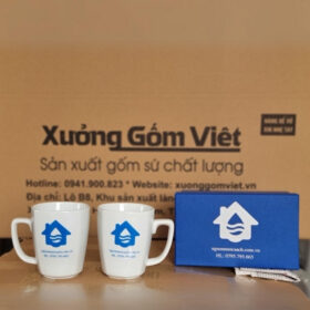 Bộ 2 cốc sứ in logo công ty Nguồn nước sạch dáng vát có quai vuông màu trắng XG-LS179