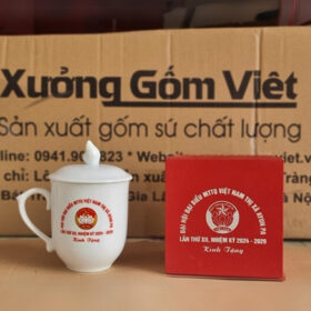 Cốc sứ in logo Mặt Trận Tổ Quốc Việt Nam dáng ngọn lửa có nắp màu trắng XG-LS186