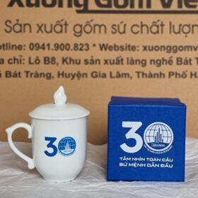 Cốc sứ in logo kỷ niệm 30 năm Grando dáng ngọn lửa có nắp màu trắng XG-LS185