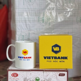 Cốc sứ in logo Vietbank PGD Hóc Môn dáng trụ cao cổ quai C màu trắng XG-LS187