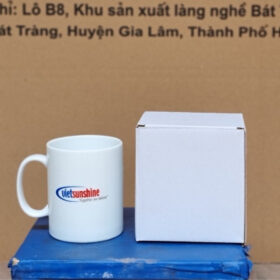 Cốc sứ in logo Vietsunshine dáng trụ cao cổ quai C màu trắng XG-LS189