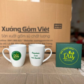Cốc sứ in logo Iris Pre School dáng vát có quai màu trắng XG-LS192