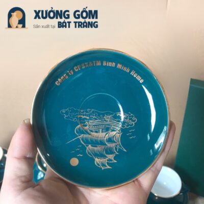 bo-am-chen-gom-su-bat-trang-in-logo-cong-ty-cpsx-tm-binh-minh-home-dang-dai-cat-hoa-tiet-thuyen-buom-xuoi-gio-mau-xanh-co-vit (9)