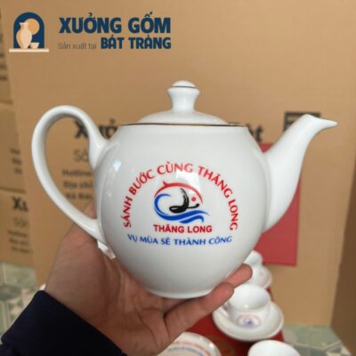Bộ ấm chén gốm sứ Bát Tràng in logo công ty Thăng Long dáng bầu tròn màu trắng