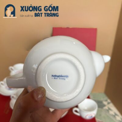 Bộ ấm chén gốm sứ Bát Tràng in logo công ty Thăng Long dáng bầu tròn màu trắng