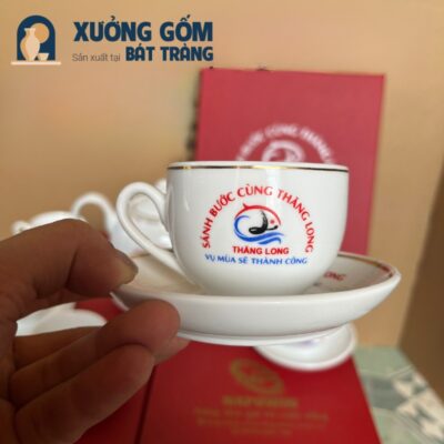 Bộ ấm chén gốm sứ Bát Tràng in logo công ty Thăng Long dáng bầu tròn màu trắng