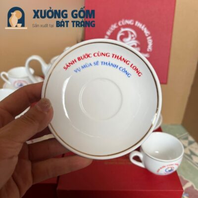 Bộ ấm chén gốm sứ Bát Tràng in logo công ty Thăng Long dáng bầu tròn màu trắng