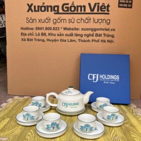 Bộ ấm chén gốm sứ Bát Tràng in logo hoạ tiết vẽ tay sen xanh vai vuông men kem XG-AC104