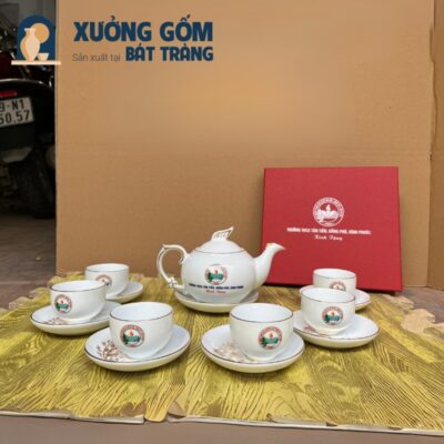 bo-am-chen-gom-su-bat-trang-in-logo-truong-thcs-tan-tien-dong-phu-binh-phuoc-dang-phuong-hoang-hoa-tiet-canh-tre-mau-trang (2)