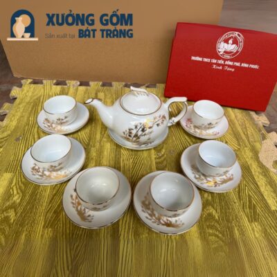 bo-am-chen-gom-su-bat-trang-in-logo-truong-thcs-tan-tien-dong-phu-binh-phuoc-dang-phuong-hoang-hoa-tiet-canh-tre-mau-trang (3)